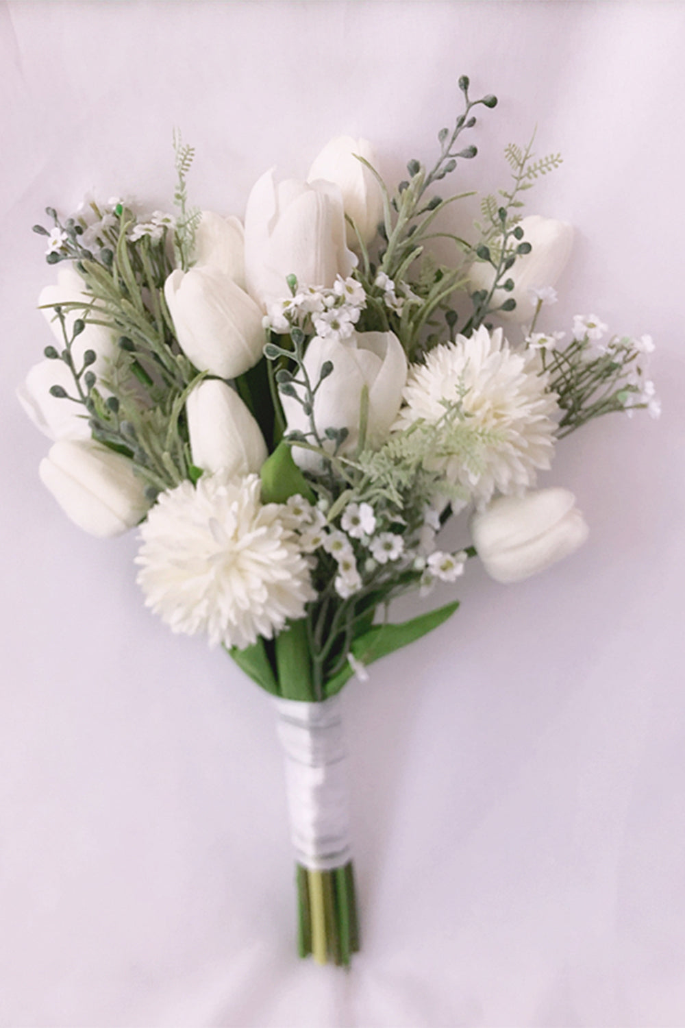 Ramo de flores de lirio de dama de honor blanca