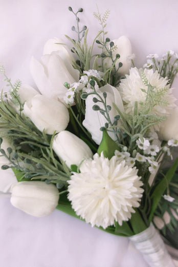 Ramo de flores de lirio de dama de honor blanca
