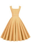 Vestido de cuello cuadrado amarillo de la década de 1950