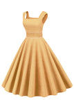 Vestido de cuello cuadrado amarillo de la década de 1950