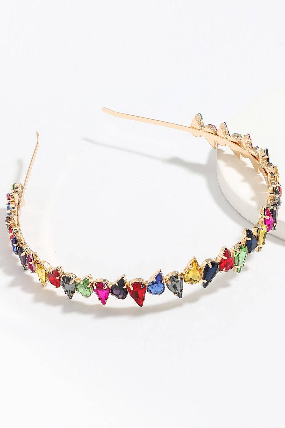 Diadema de pedrería dorada