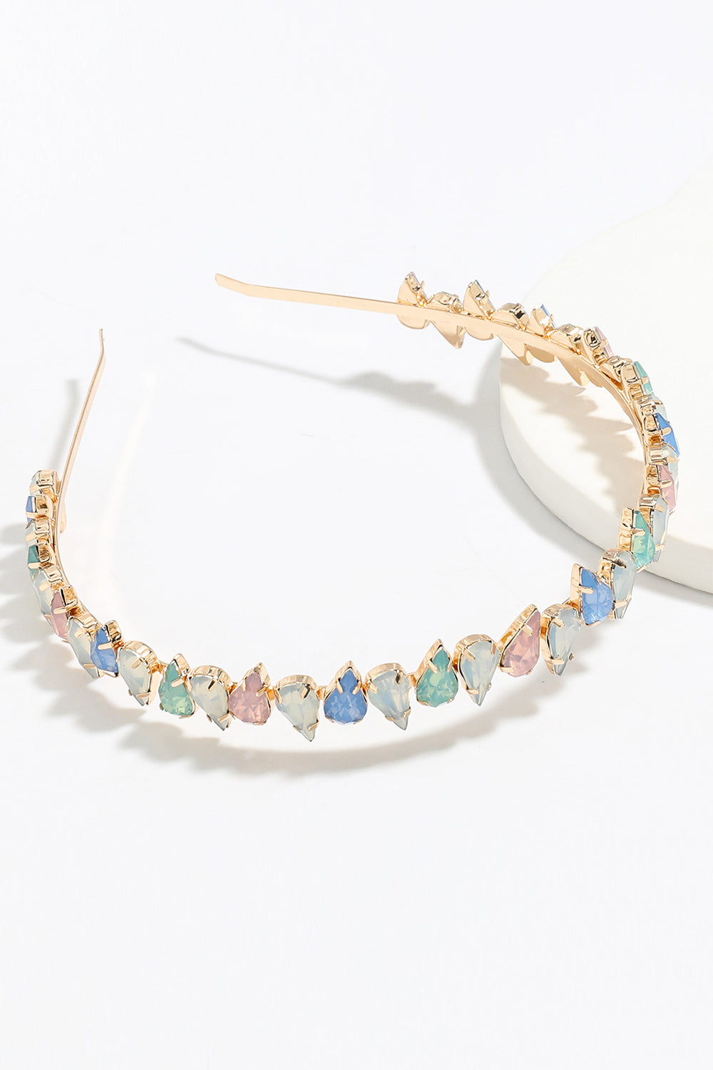 Diadema de pedrería dorada