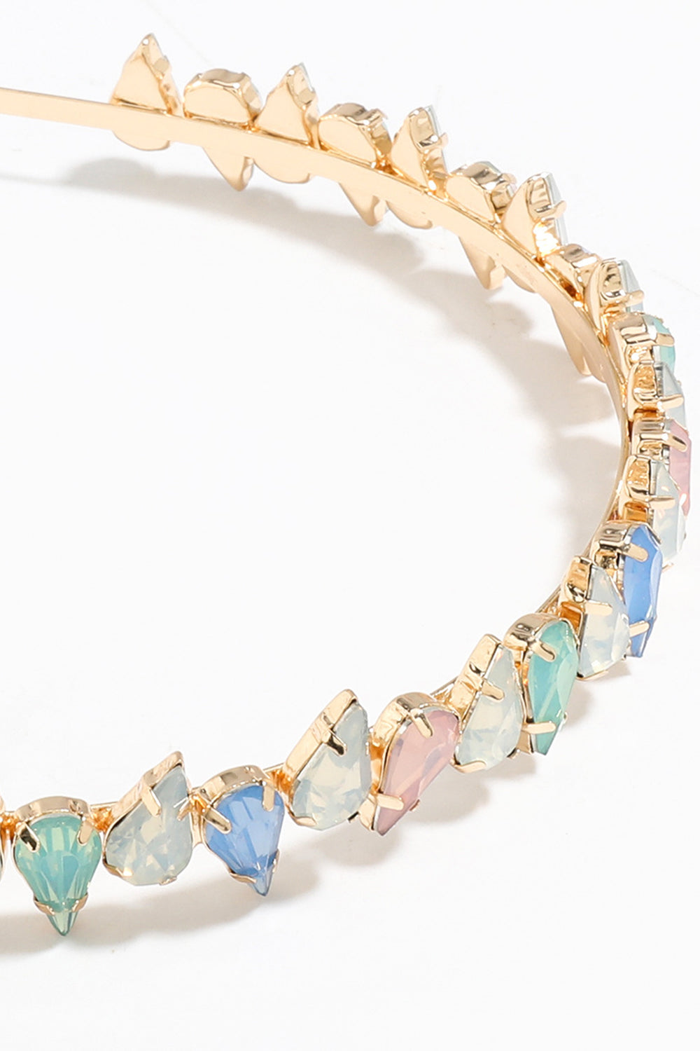 Diadema de pedrería dorada