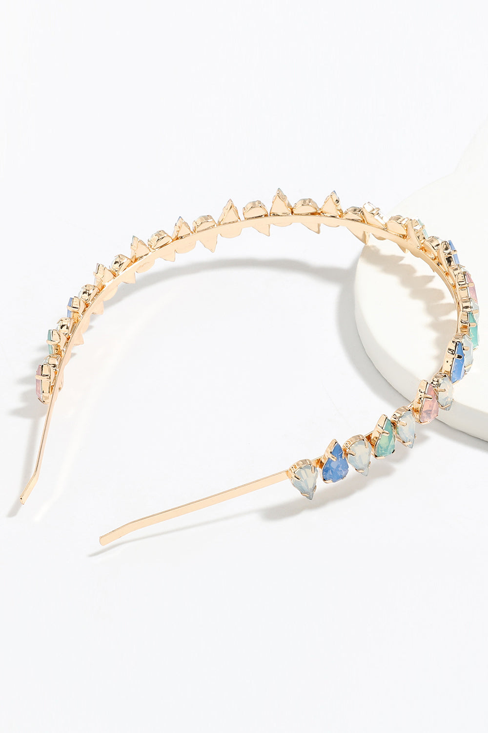Diadema de pedrería dorada
