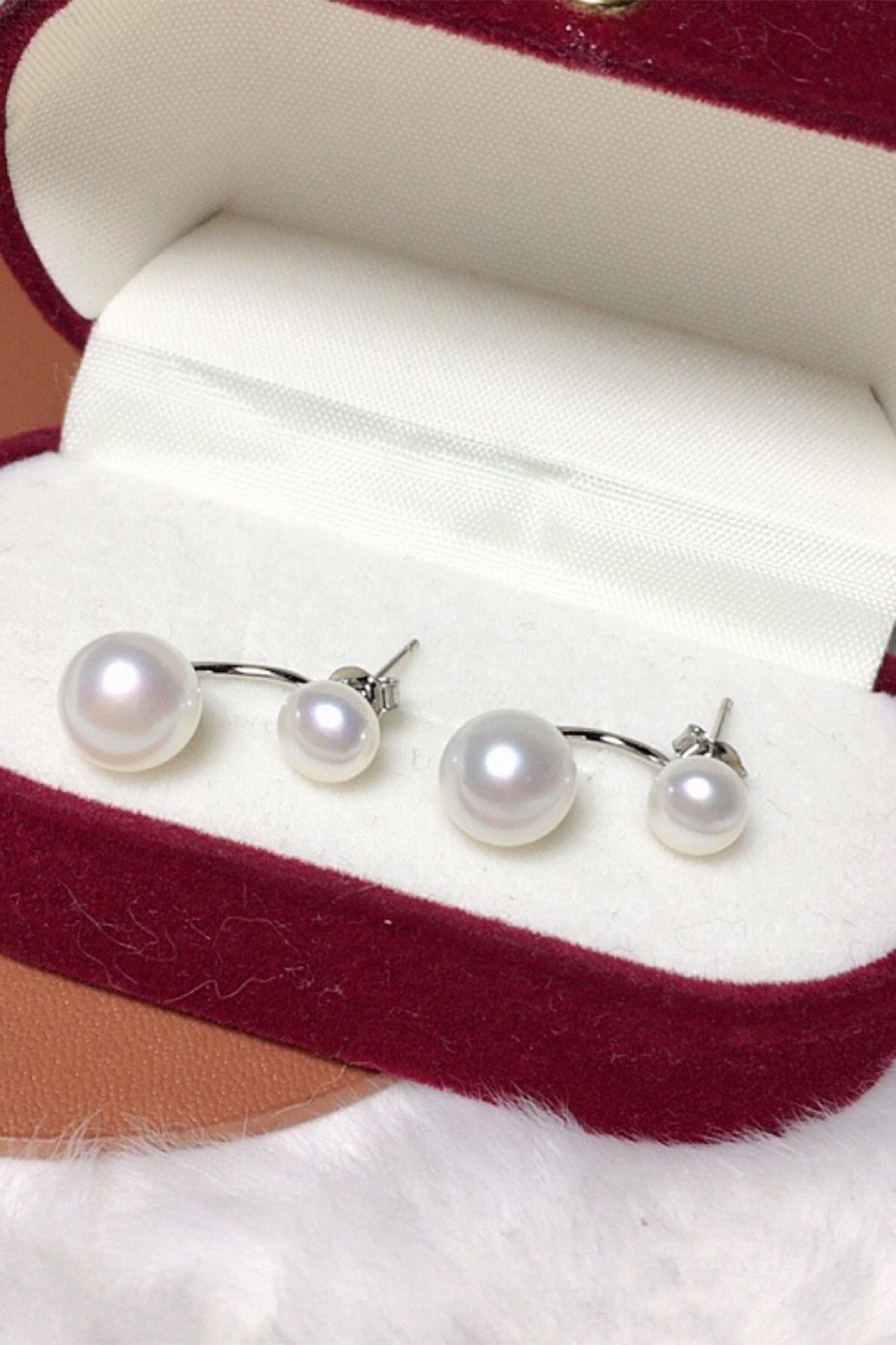 Pendientes simples de perlas blancas