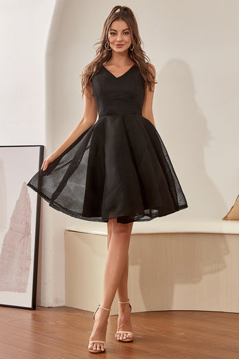 Vestido de regreso a casa negro con cuello V