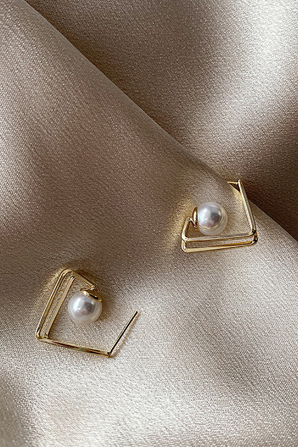 Pendientes de perlas sencillos y versátiles