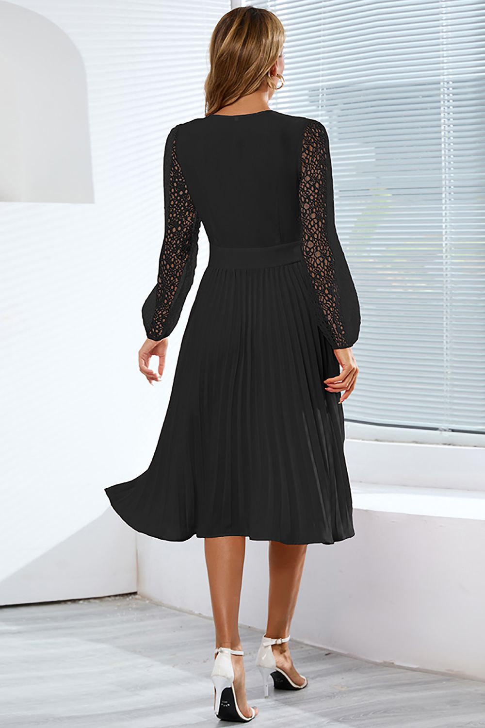 Vestido de encaje manga larga negro con volantes