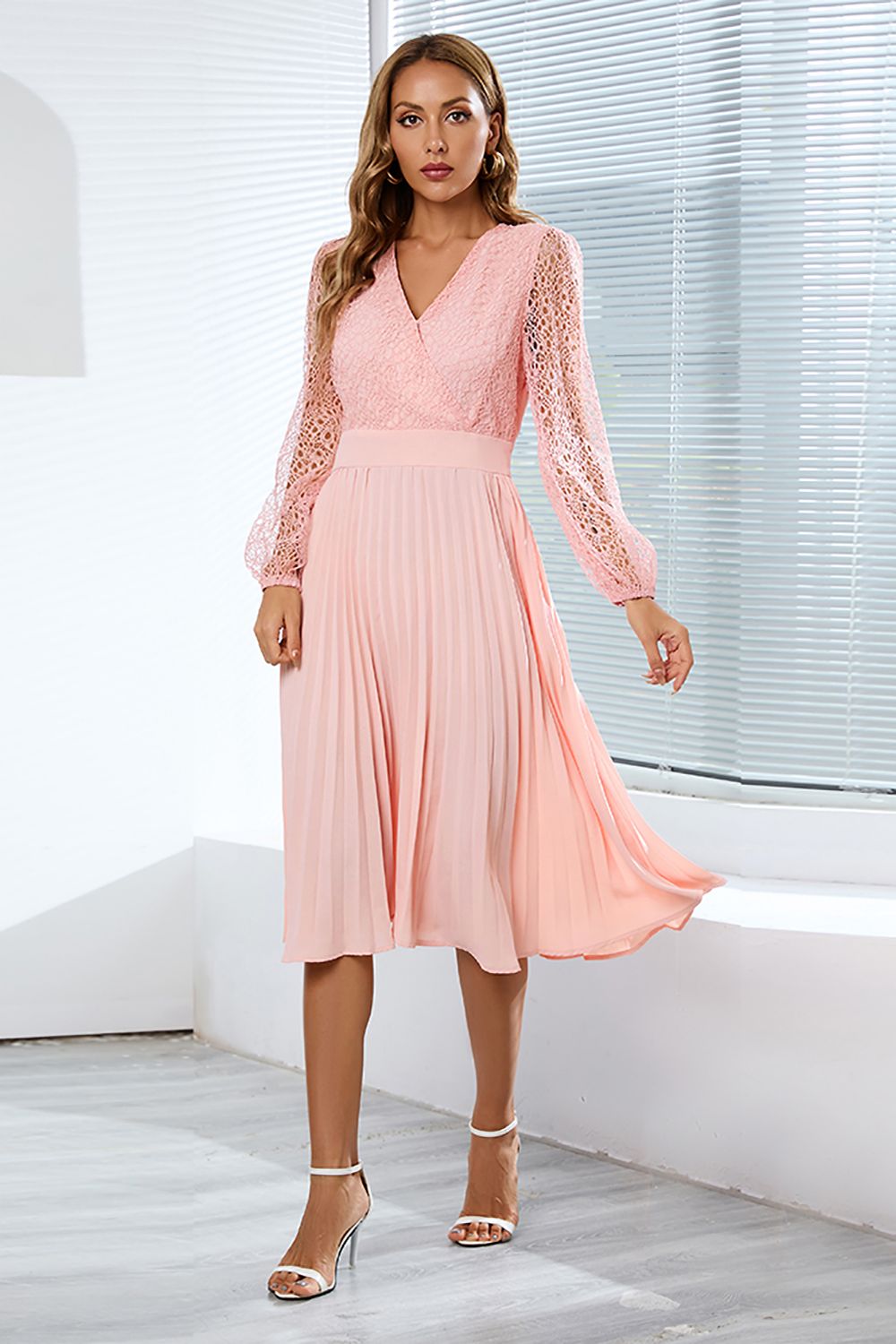 Vestido de encaje manga larga negro con volantes