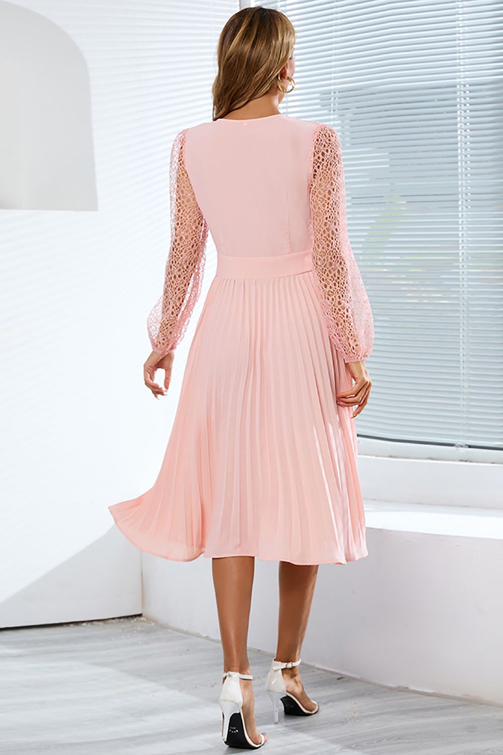 Vestido de encaje manga larga negro con volantes