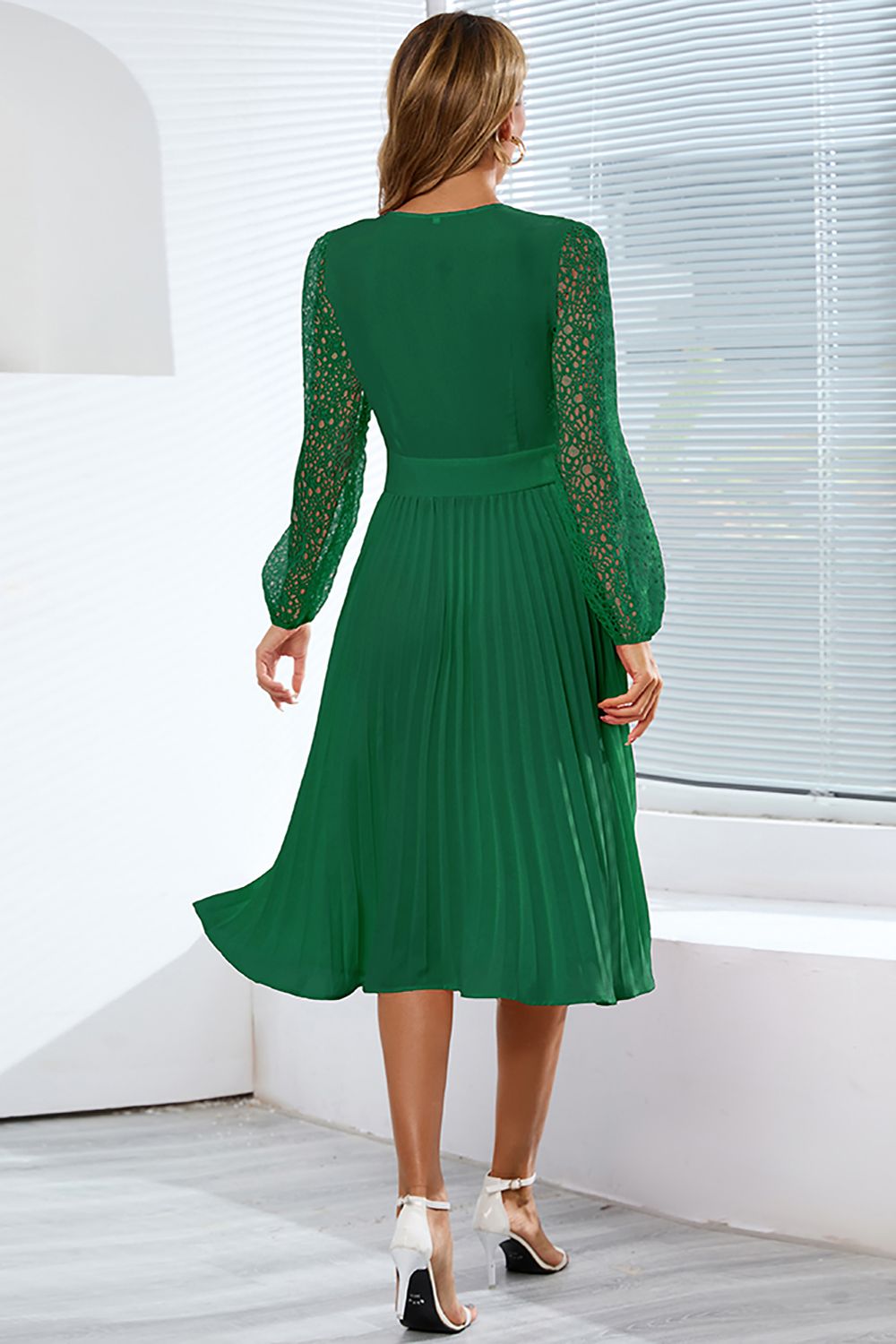 Vestido de encaje manga larga negro con volantes