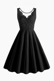 Vestido negro sin mangas de una línea de 1950 con encaje