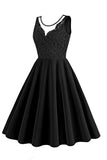 Vestido negro sin mangas de una línea de 1950 con encaje
