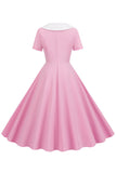 Una línea rosa sin manga corta vestido de 1950