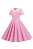 Una línea rosa sin manga corta vestido de 1950