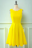 Vestido amarillo vintage de la década de 1950 con encaje hueco