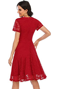 Vestido de encaje rojo con cuello en V