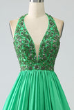 Vestido de fiesta halter verde satinado con abalorios