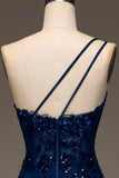 Vestido de fiesta largo de un hombro de encaje escalonado azul marino brillante con abertura
