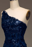 Vestido de fiesta largo de un hombro de encaje escalonado azul marino brillante con abertura