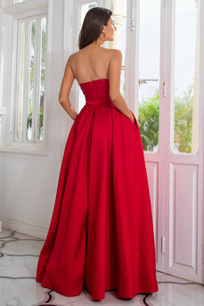 Una línea de vestido de fiesta largo rojo sin tirantes con frente dividido