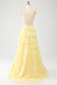 Vestido de fiesta amarillo con niveles de novia