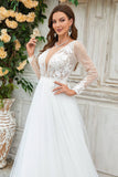 Deep V-Neck Ivory Tulle Sweep Train Wedding Dress con encaje