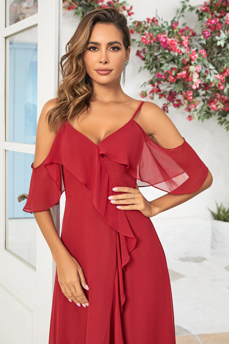 Cargar imagen en el visor de la galería, Una línea fuera del hombro burdeos vestido de dama de honor larga con volantes