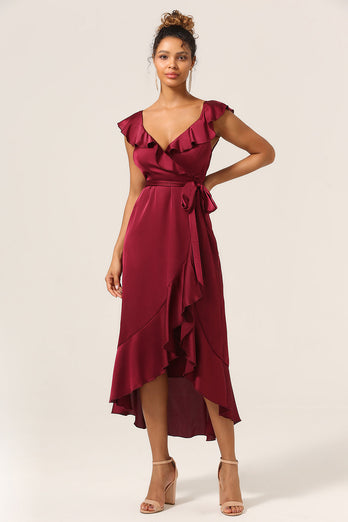 Una línea V-Neck Vestido de dama de honor burdeos con volantes