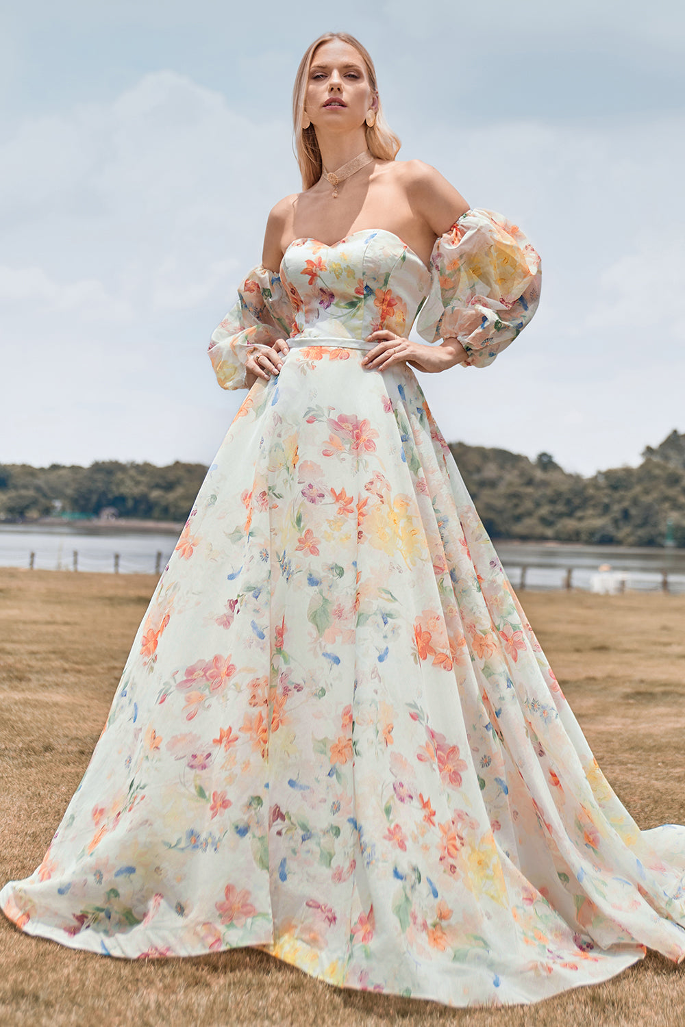Charming A Line Sweetheart Ivory Floral Sweep Train Bridal Dress con mangas