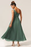 Un vestido de dama de honor largo de eucalipto de un hombro con Ruched