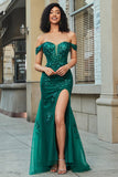 Elegante vestido de fiesta de corsé verde oscuro con hombros descubiertos de sirena con frente dividido