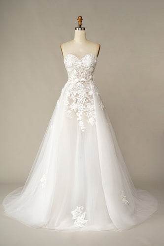 Un vestido de novia de línea con apliques