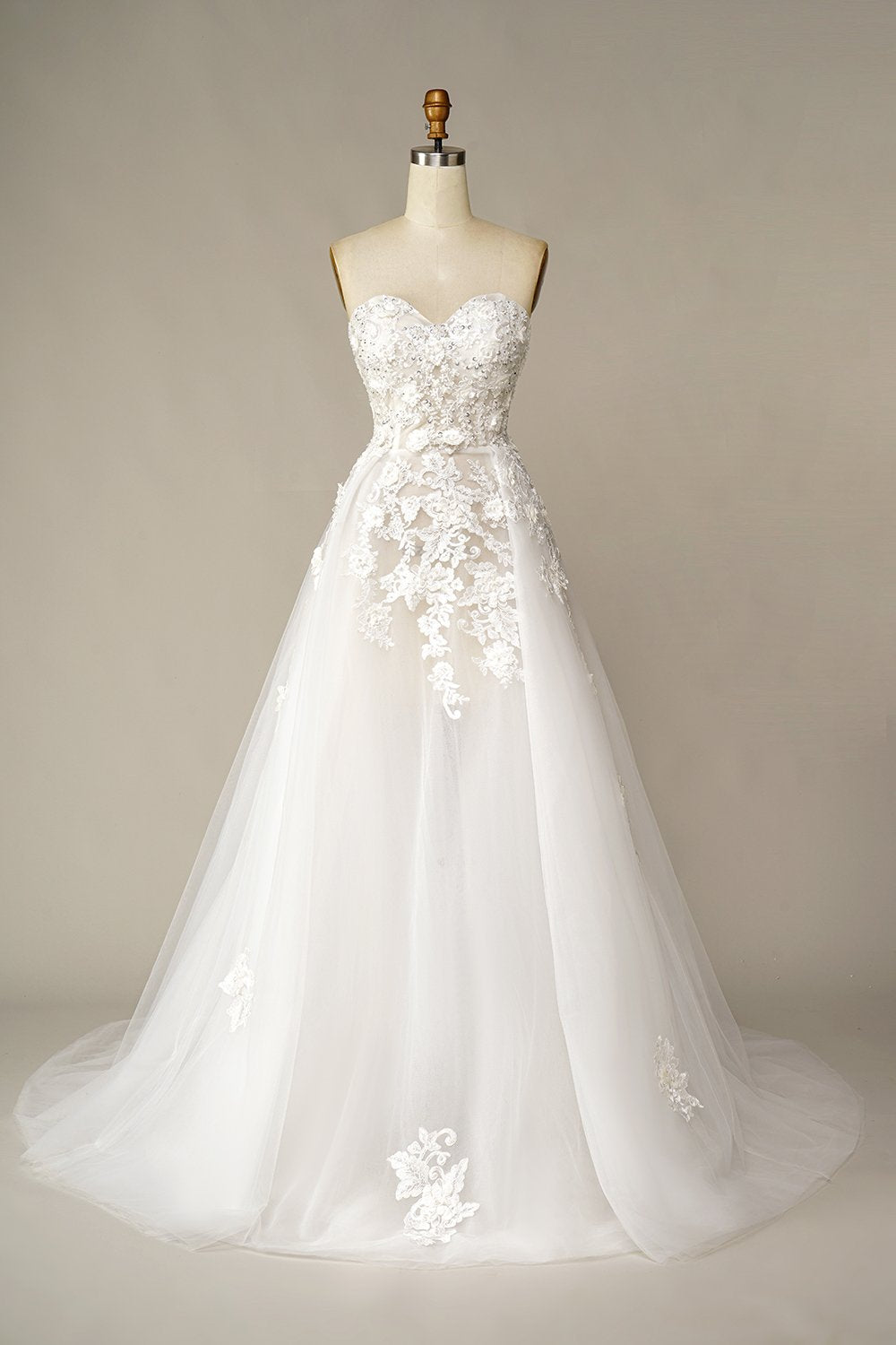 Un vestido de novia de línea con apliques