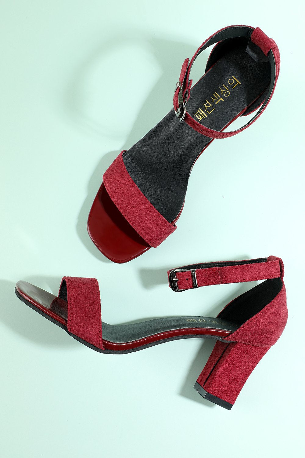 Zapatos de fiesta en borgoña