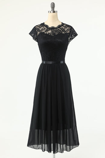 Clásico vestido de fiesta negro de línea A con encaje