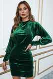 Vestido cóctel de terciopelo verde con mangas largas