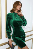 Vestido cóctel de terciopelo verde con mangas largas