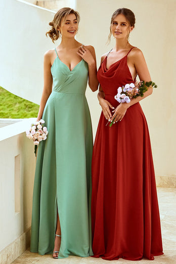 Vestido largo de dama de honor verde claro con hendidura