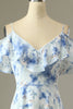 Cargar imagen en el visor de la galería, Una línea fuera del hombro azul estampado floral vestido largo de dama de honor